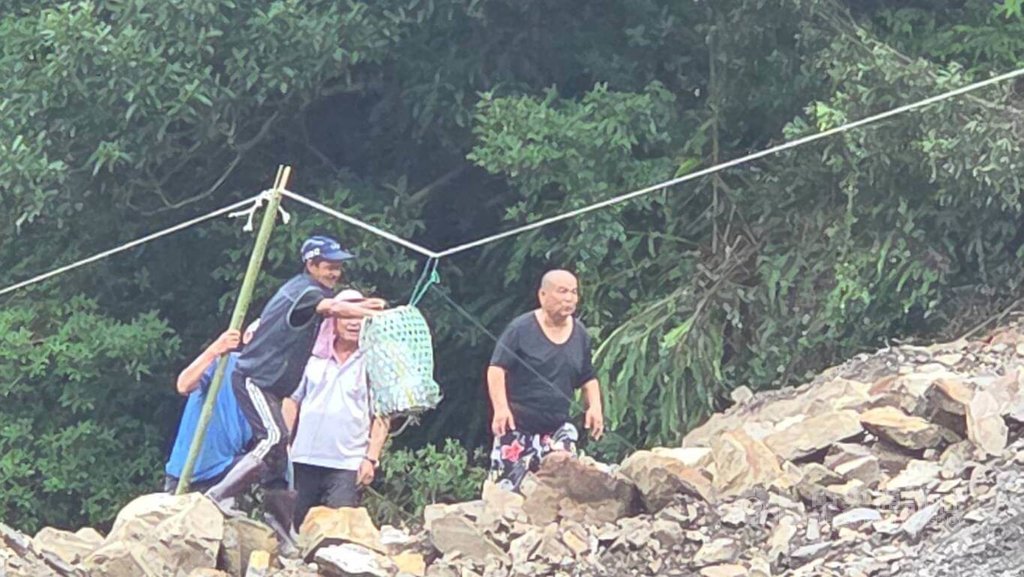 颱風巴威導致苗栗縣苗21線多處崩塌，東河村交通中斷成為孤島，鹿場部落青年13日用弓箭將細繩索射向對岸，搭起繩索傳遞物資給鹿湖、鹿山部落。（楊文昌（Baiho．Watan）提供）中央社記者魯鋼駿傳真　115年7月13日
