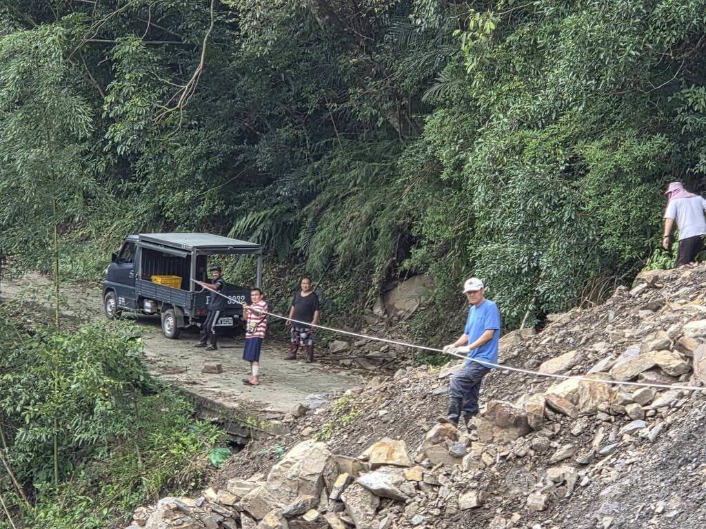 颱風巴威導致苗栗縣東河村交通中斷成為孤島，有部落青年13日以弓箭將細繩射向對岸，搭起繩索傳遞補給物資。（楊文昌（Baiho．Watan）提供）中央社記者魯鋼駿傳真　115年7月13日