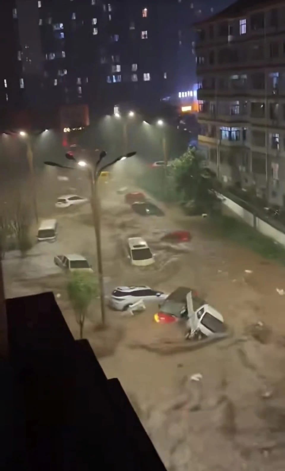 中國多地近日遭逢暴雨襲擊，大規模洪水沖進河北承德的街道。 圖:翻攝自騰訊網