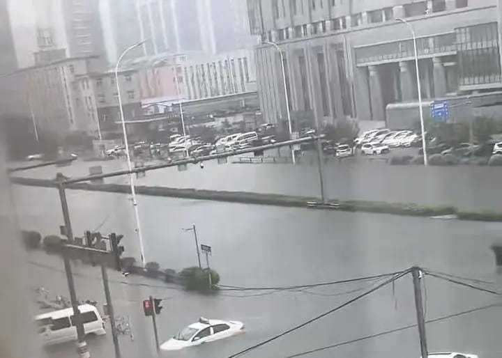 瀋陽遭遇破單日紀錄的強降雨影響，洪水淹沒市區多處街道。 圖:翻攝自騰訊網