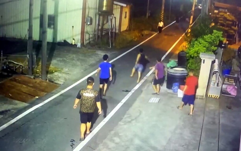 嘉義縣六腳鄉13日發生一起越南籍移工酒後鬥毆事件，造成1名阮姓男移工背部遭刺傷，送醫急救仍宣告不治，警方逮捕涉嫌行凶阮男。圖為衝突場面。（警方提供）中央社記者黃國芳傳真　115年7月13日