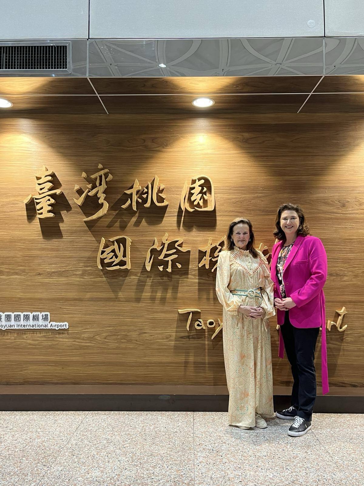 澳大利亞新南威爾斯州華森下議員（Anna_Watson，左）與麥拉瓊斯上議員（Natasha_Maclaren-Jones，右）抵達臺灣桃園國際機場。 圖：外交部提供