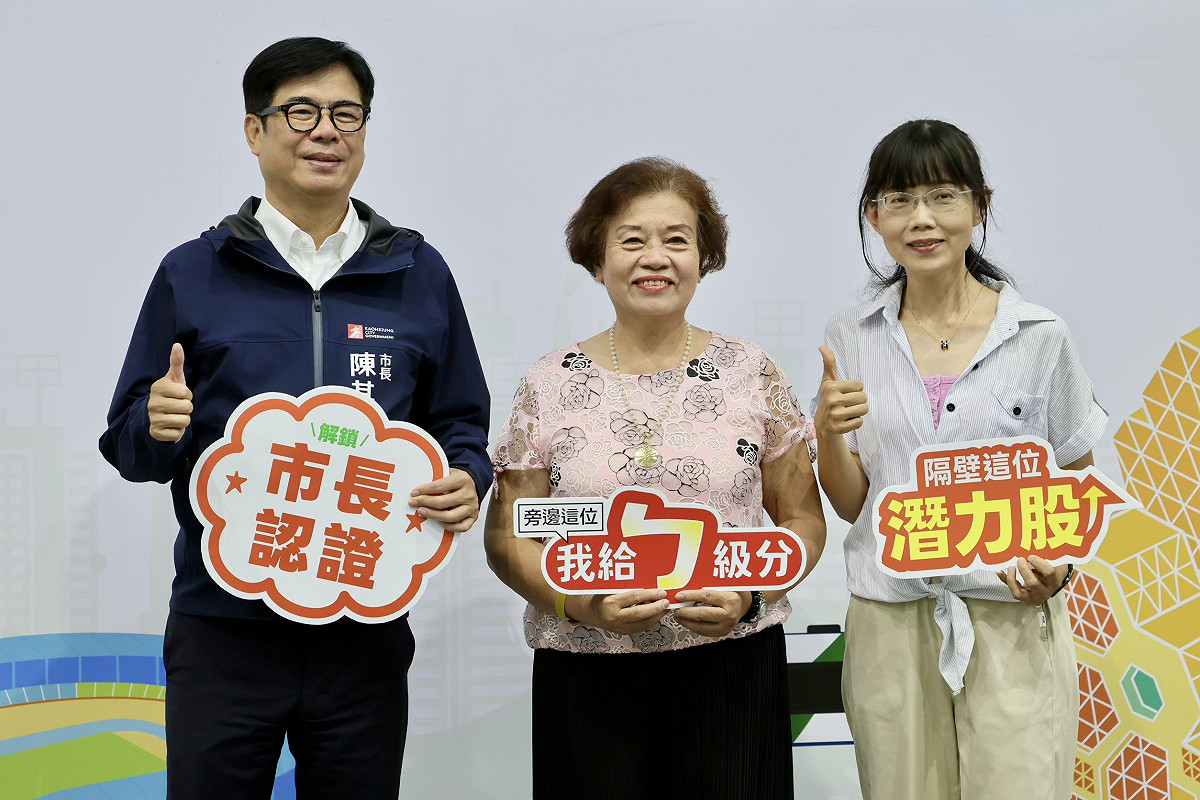 年齡最長的畢業生70歲高雄市小港國中進修部陳鶯月。 圖：高雄市教育局提供