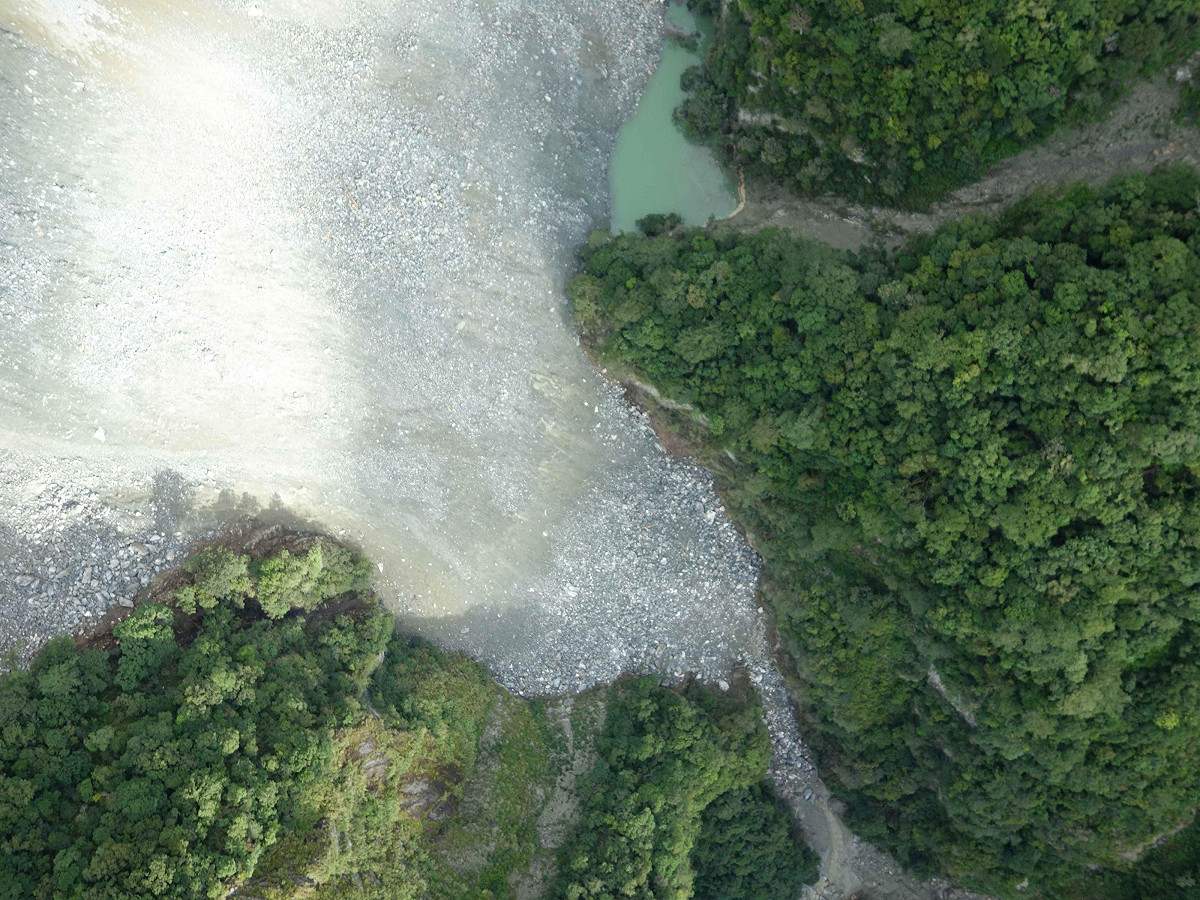花蓮萬里溪堰塞湖距溢流僅0.86公尺，最快17日溢流，當地已發布紅色警戒並強制撤離。 圖：農業部／提供(資料照)