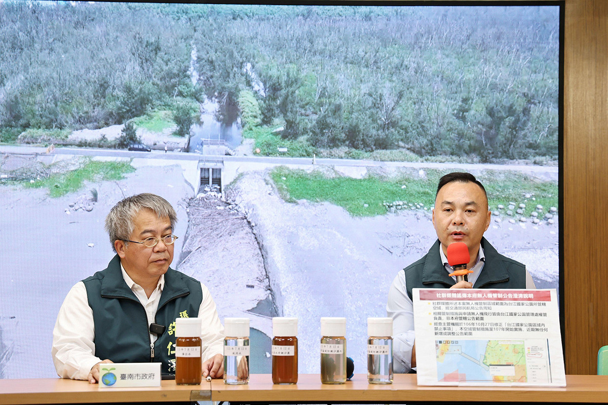 交通局長王銘德(右)也於記者會中澄清市府並未限制外界拍攝。 圖：台南市政府提供