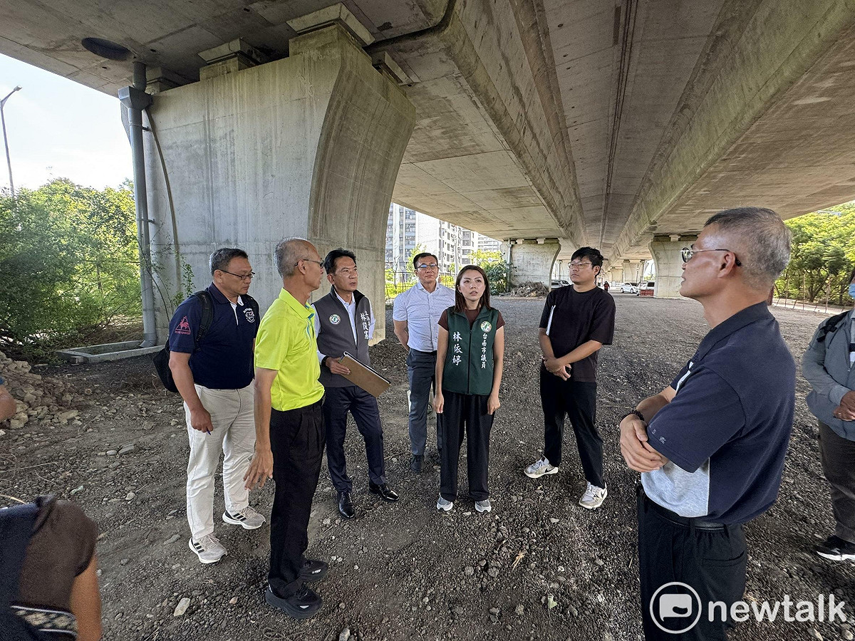 為提升南區公共運動設施量能，活化86快速道路橋下閒置空間，台南市政府體育局辦理現地會勘，立法委員林俊憲及市議員林依婷也一同出席，並邀集交通部公路局等相關單位共同研議設置籃球場可行性。 圖：林俊憲服務處提供