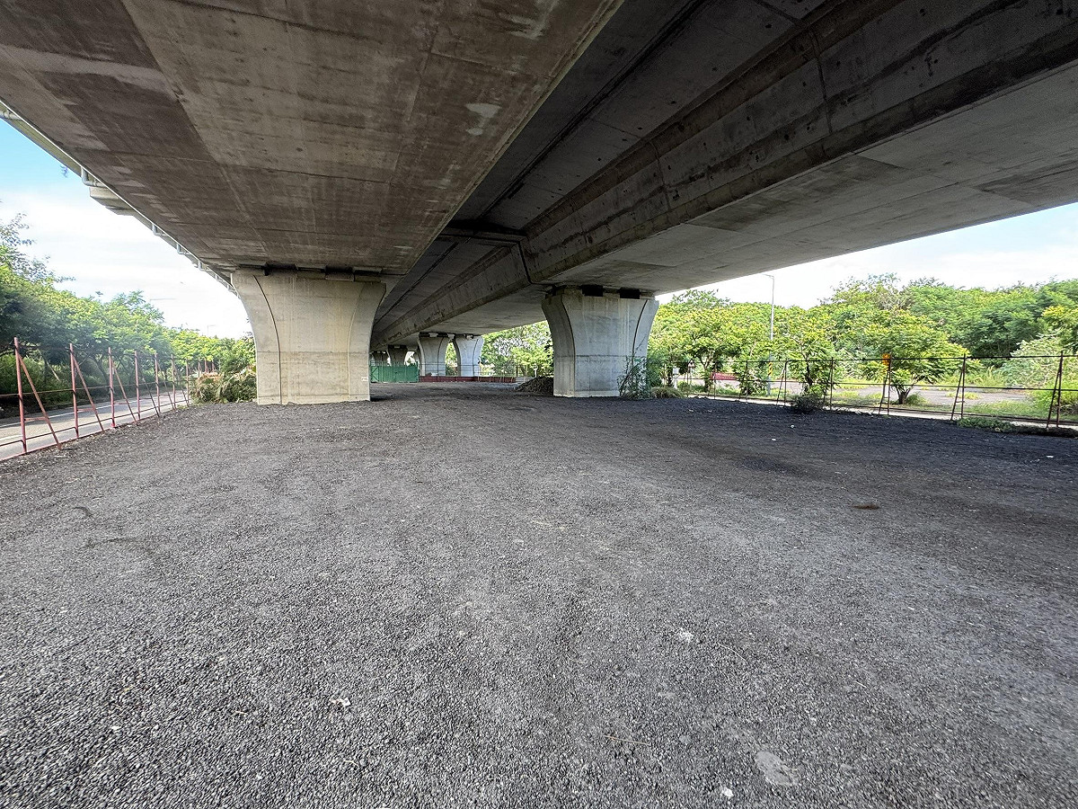 為提升南區公共運動設施量能，活化86快速道路橋下閒置空間，台南市政府體育局辦理現地會勘，立法委員林俊憲及市議員林依婷也一同出席，並邀集交通部公路局等相關單位共同研議設置籃球場可行性。 圖：林俊憲服務處提供
