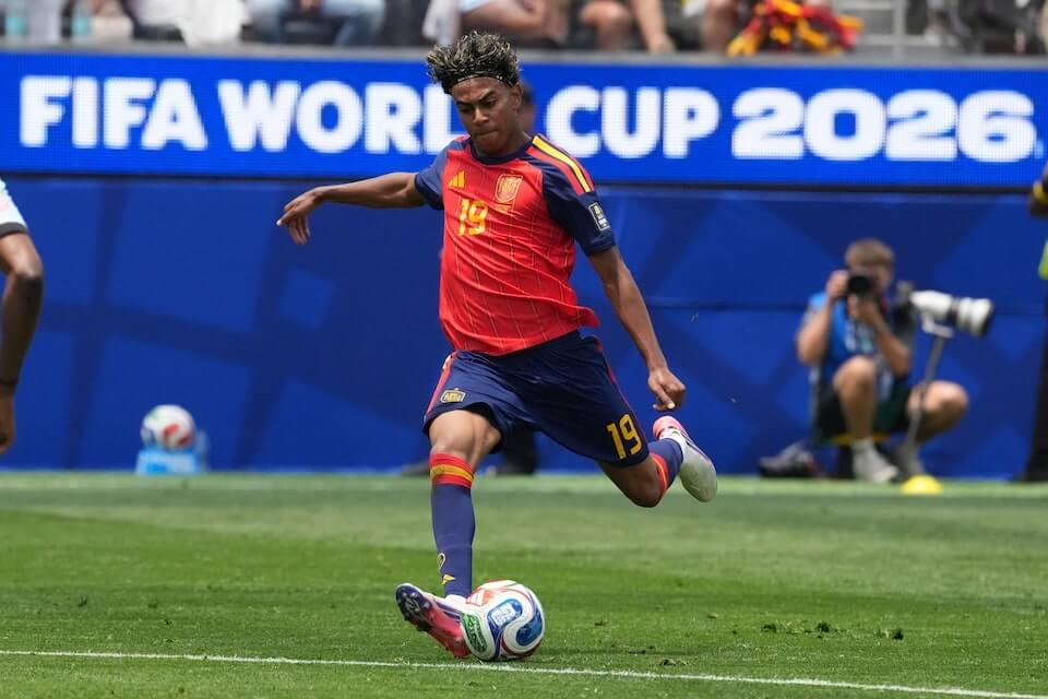 世界盃8強賽10日由西班牙對上比利時，最終西班牙以2比1淘汰對手，挺進4強將與法國爭奪決賽門票。圖為西班牙隊球員耶馬。（路透社）