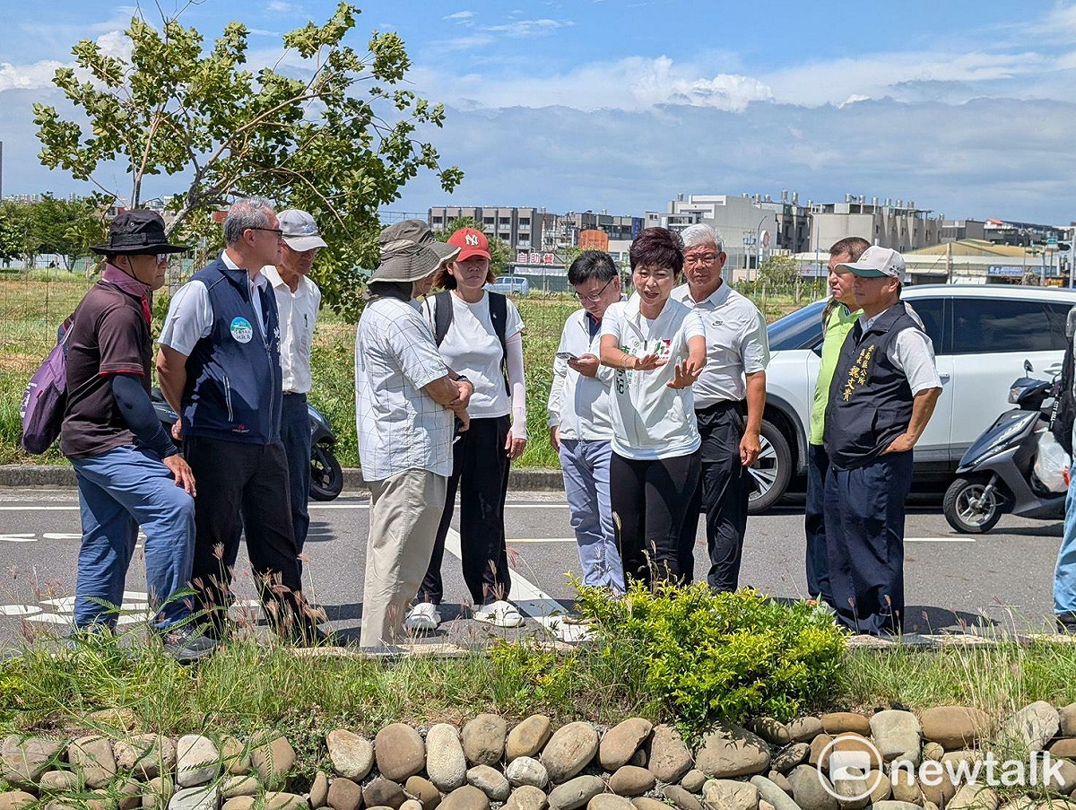 台南市安南區草湖寮重劃區每逢豪雨便出現排水不良情形，引發周邊社區積淹水問題。立法委員陳亭妃接獲梅花里長林思萍、鳳凰里長施文瑞反映後，立即邀集台南市政府水利局、工務局、地政局及安南區公所辦理現地會勘。 圖：陳亭妃服務處提供