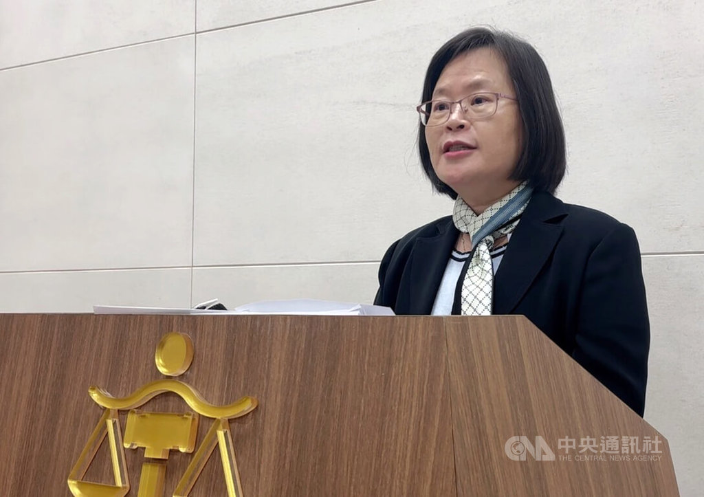 新竹地方法院審理竹北天坑案，13日下午一審宣判，新竹縣長楊文科涉圖利案獲判無罪；豐邑機構董事長劉樹居因違背建築術成規等罪判處3年6月。圖為新竹地院刑事庭庭長林秋宜說明判決。中央社記者郭宣彣攝　115年7月13日