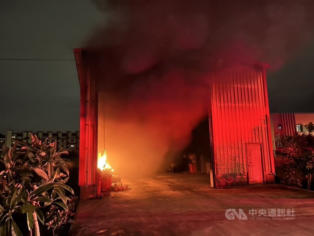 桃園市大園區一處鐵皮工廠13日晚間發生火警，消防局獲報後趕赴搶救，1名員工輕微燙傷，預防性送醫。（翻攝照片）中央社記者吳睿騏桃園傳真　115年7月13日