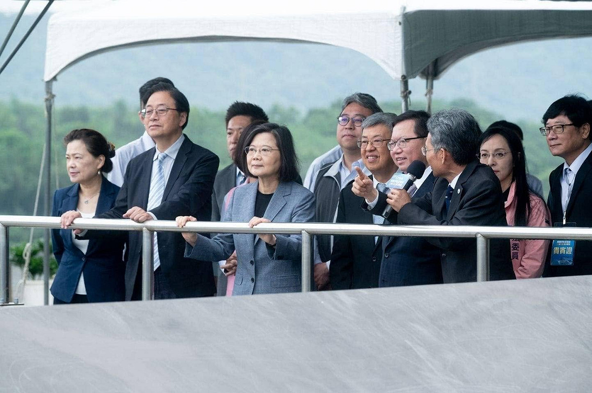 蔡英文視察阿姆坪防淤隧道，黃世杰陪同。 圖：翻攝自黃世杰臉書