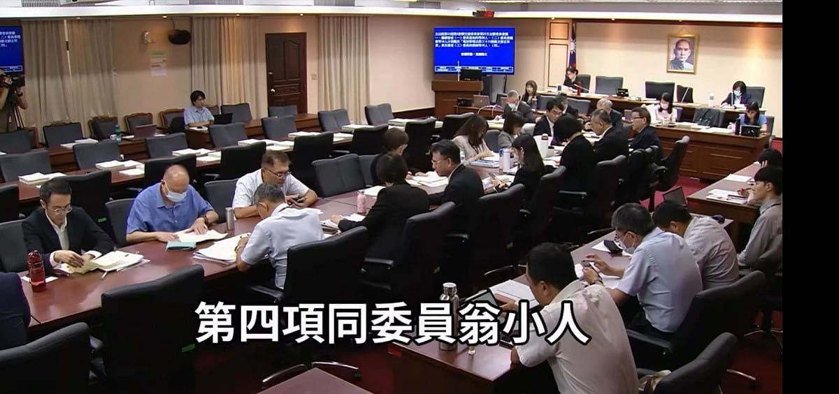 議事人員不小心口誤，將「翁曉玲」唸成了「翁小人」，網友笑翻直呼「把台灣人的心聲直接講出來了，要加薪啦」。 圖：截自Threads「Mr.柯學先生」 mr.kp157.2