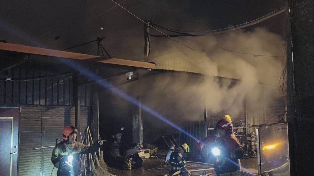 花蓮市重慶市場附近13日晚間發生火警，鐵皮連棟建築火勢悶燒，消防人員搶救到14日清晨控制，持續進行殘火處理。（民眾提供）中央社記者李先鳳傳真　115年7月14日