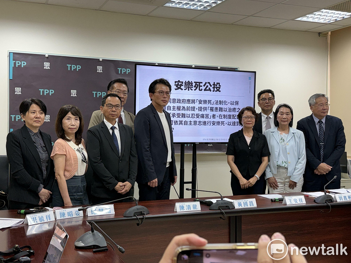 民眾黨主席黃國昌與黨團8位立委。 圖：周煊惠 / 攝
