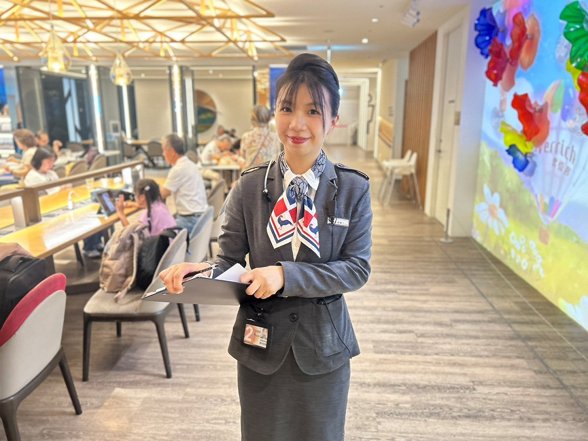 東方宇逸貴賓室主任苗淑娜在高度忙碌的營運現場，總能維持冷靜並妥善承接旅客需求，展現專業的服務精神。 圖/ 東方宇逸貴賓室提供