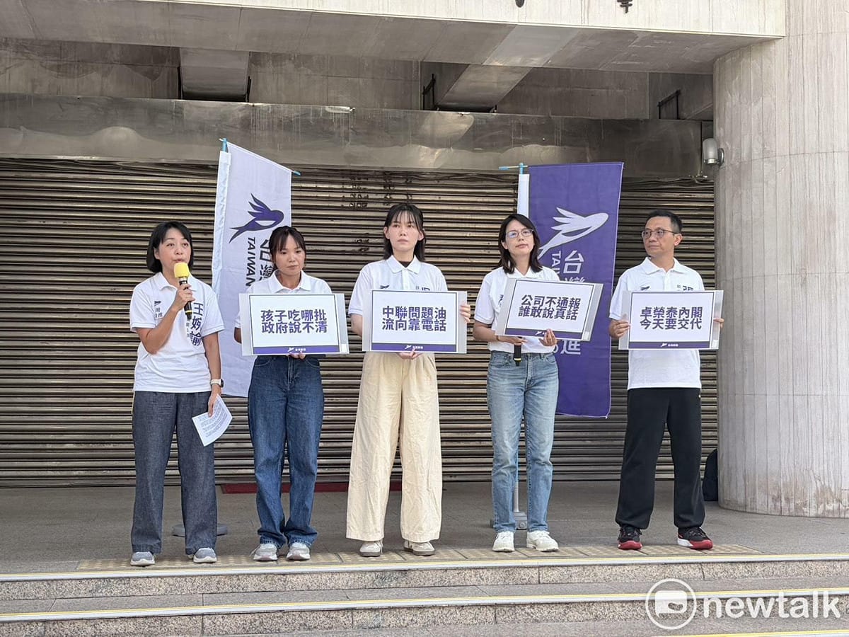 針對行政院長卓榮泰今（14）日下午將赴立法院會進行食安專報，台灣前進陣線今早也在立法院群賢樓前召開記者會，呼籲卓榮泰下午的報告內容不應停留在道歉與滾動式檢討。 圖：李宣萱/攝