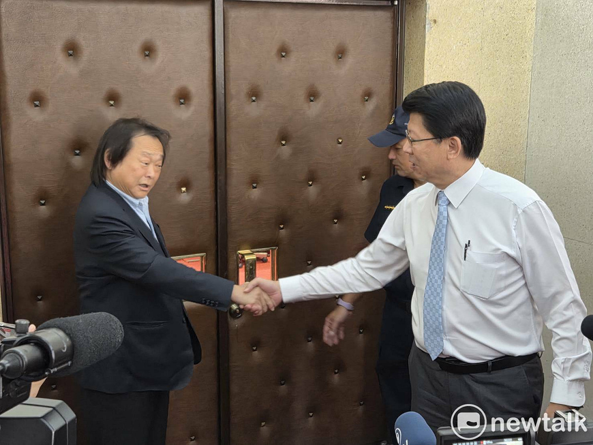 國民黨立委、台南市長參選人謝龍介和民進黨立委王世堅打賭，自己一定會選贏2026台南市長，兩人在立法院議場內鬥嘴。 圖：黃建豪/攝