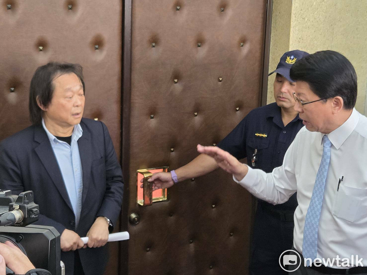國民黨立委、台南市長參選人謝龍介和民進黨立委王世堅打賭，自己一定會選贏2026台南市長，兩人在立法院議場內鬥嘴。 圖：黃建豪/攝