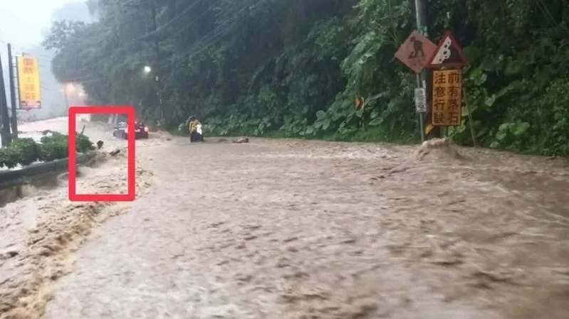 鄭姓女大生行經竹112線時疑遭急流沖倒，跌入路旁排水設施，送醫不治。 圖：翻攝畫面