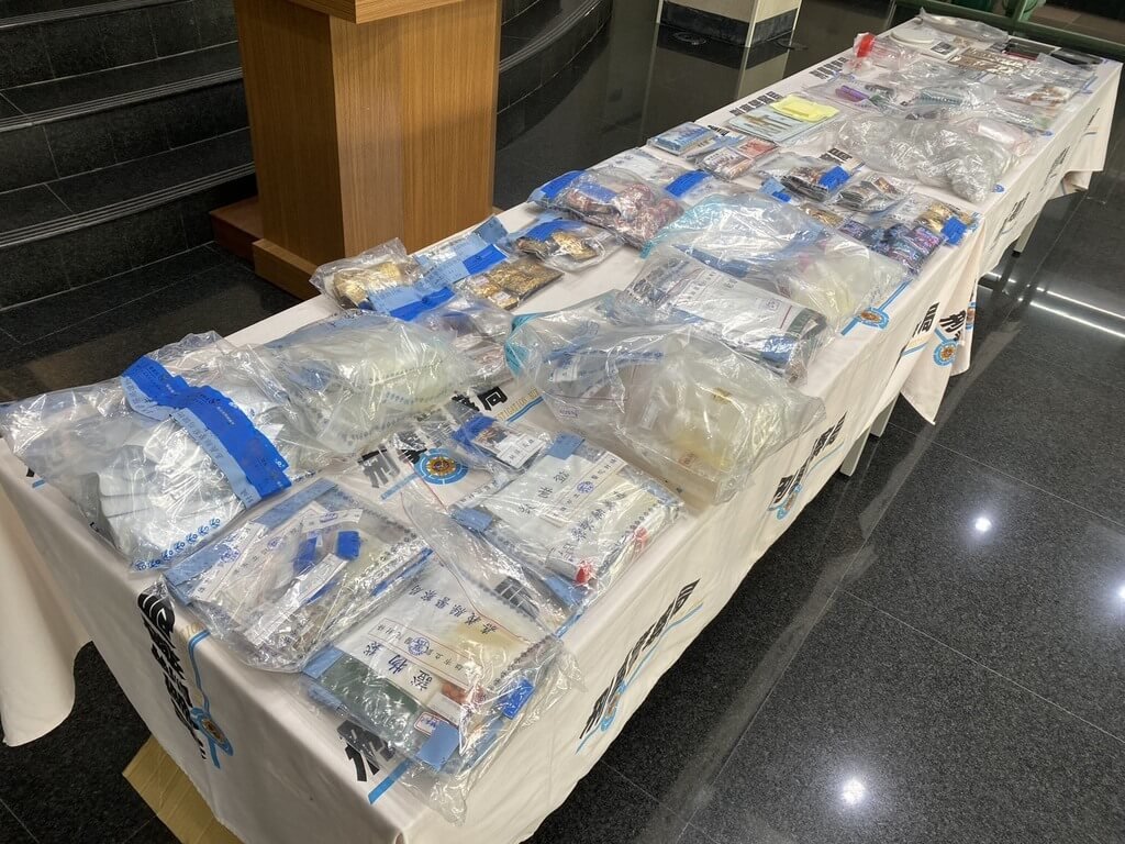 以丁姓男子為首的販毒集團，藏匿在汽車旅館內製毒、分裝、販賣，躲避警方查緝，專案小組攻堅時，丁男駕車逃逸，警開8槍未果，隨後在另家汽車旅館將丁男逮捕，查獲相關贓證物。（民眾提供）中央社記者趙麗妍傳真 115年7月14日