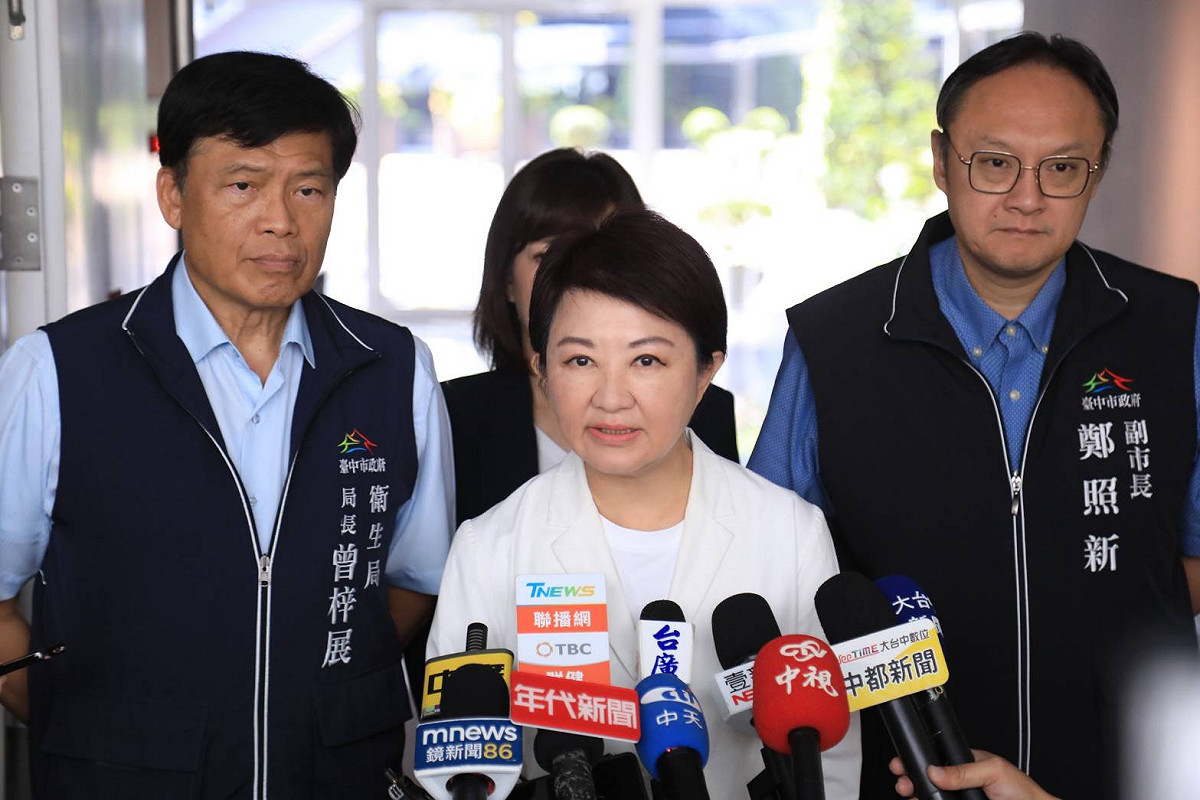 台中市長盧秀燕今（14）日公開表達強烈反對，痛批標準一旦放寬等同提高6倍，形同允許農藥殘留較高的進口蘋果進入市場，要求衛福部「收回成命」，維持現行標準。 圖：台中市政府/提供