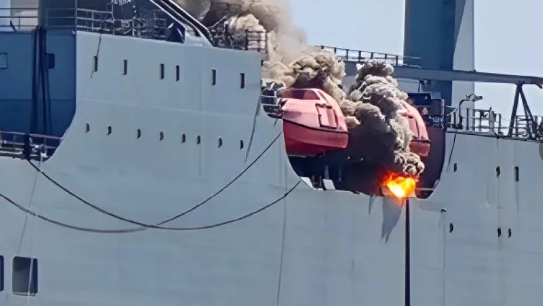 美國海軍大型中速滾裝船「查理斯·L·吉利蘭」號（T-AKR-298）上的兩艘救生艇被火焰吞沒。 圖 : 翻攝自觀察者網