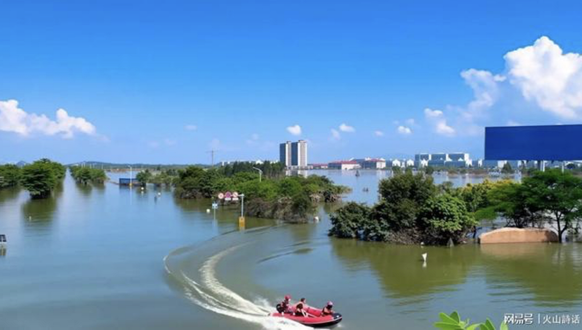 自 7 月 6 日起，暴雨導致河水暴漲並倒灌進入西江教育園區，整座大學城一度淪為洪水孤島，最深積水約達 7 公尺，部分校舍甚至淹至三樓。 圖：翻攝自 網易號 火山爆發