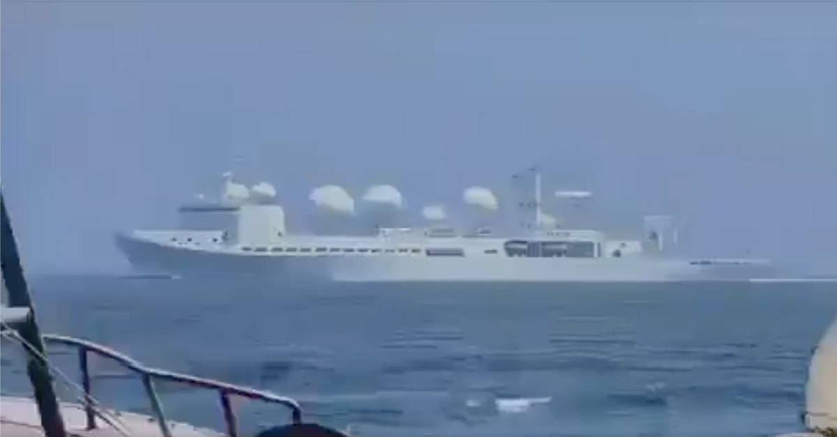 中國海軍艦艇被指在中東附近活動，外界關注北京是否蒐集美軍部署情報。 圖：翻攝自 X @RealBababanaras