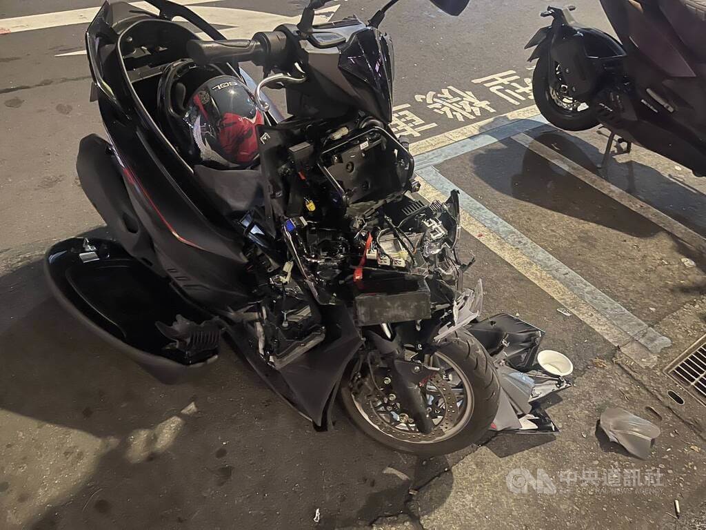 台北市劉姓男子13日深夜下班騎車，途中不慎碰撞前方停等紅燈的汽車，造成臉部受傷，還遭警方檢出酒測值1.02毫克，依法送辦。（翻攝照片）中央社記者黃麗芸傳真　115年7月14日