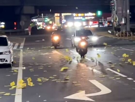 台南市中山路上出現大量冥紙，引發用路人恐慌。 圖：翻攝畫面