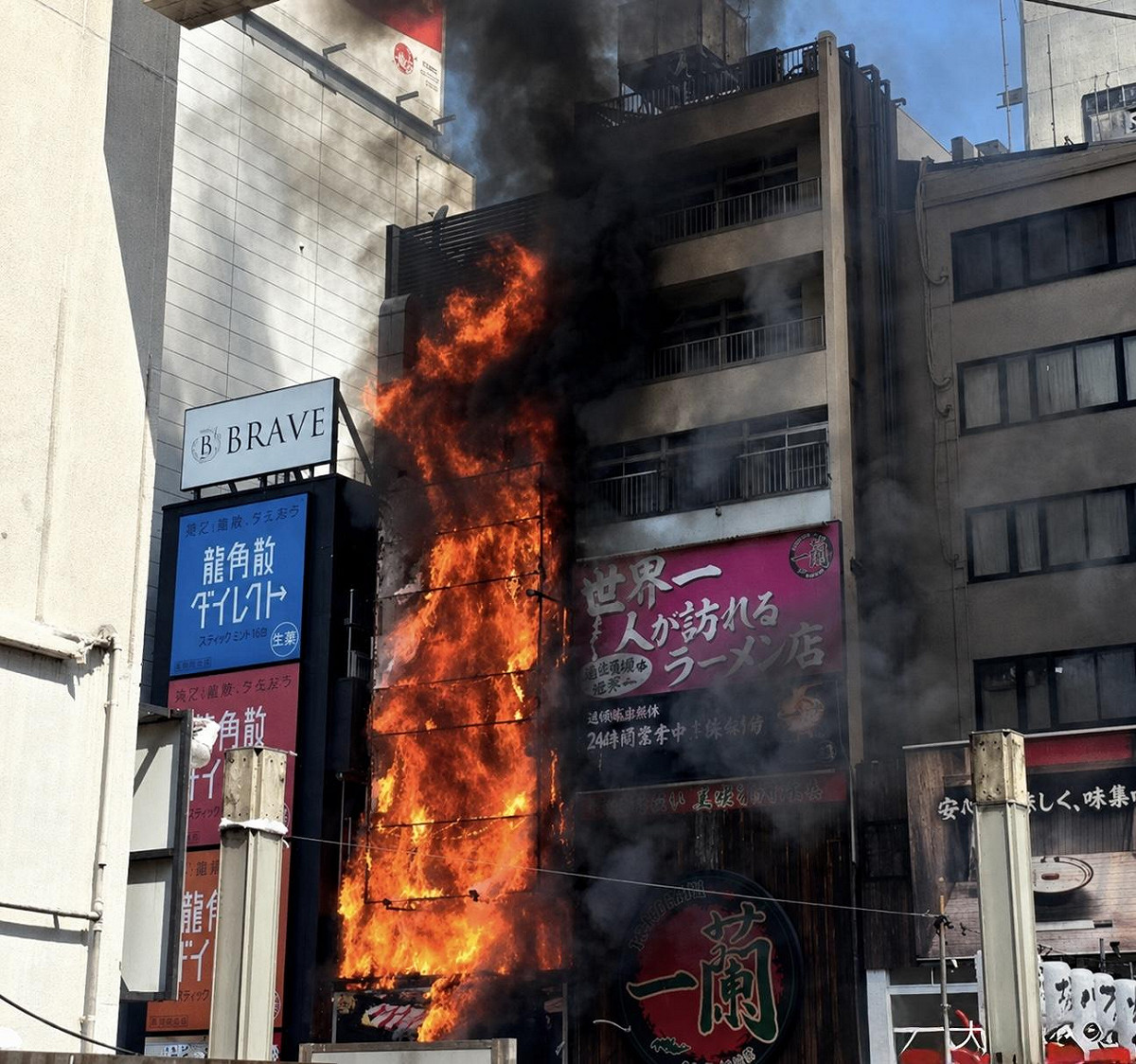 去年8月，日本大阪府大阪市著名觀光景點道頓堀一棟大樓發生大火，造成2名消防員因此殉職。 圖：翻攝自微博