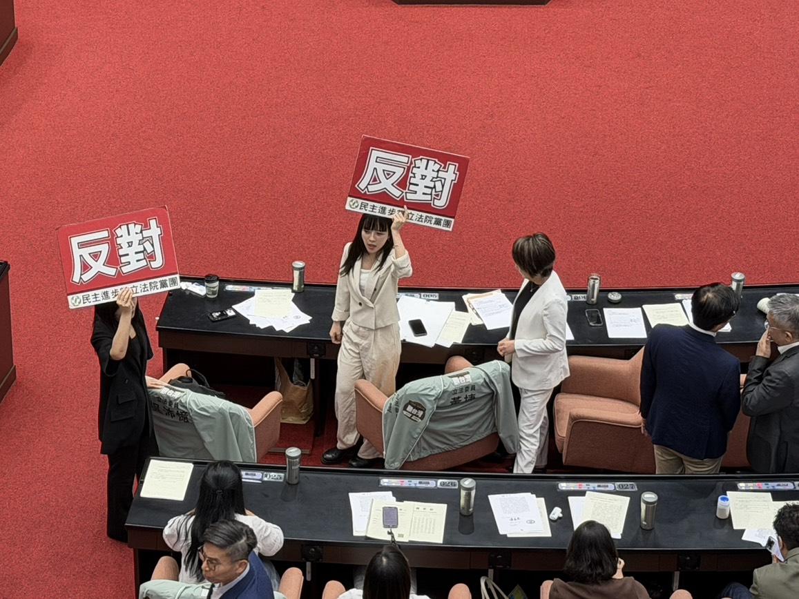 民眾黨今日挟藍白多數將「安樂死公投」逕付二讀交付協商，民進黨團投下反對票。 圖：金大鈞／攝