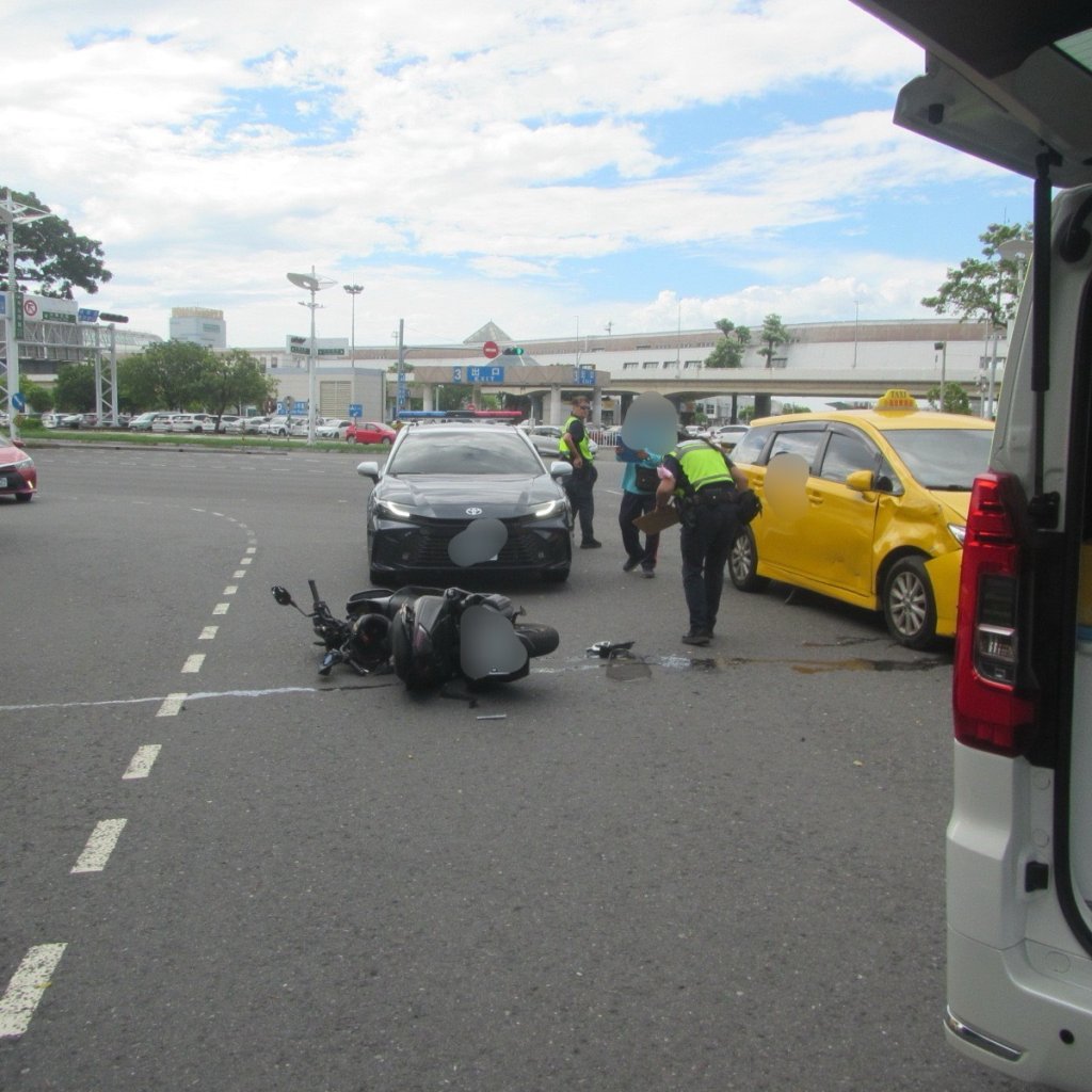 高雄小港機場附近計程車衝撞機車，引爆網友怒火。 圖：翻攝畫面