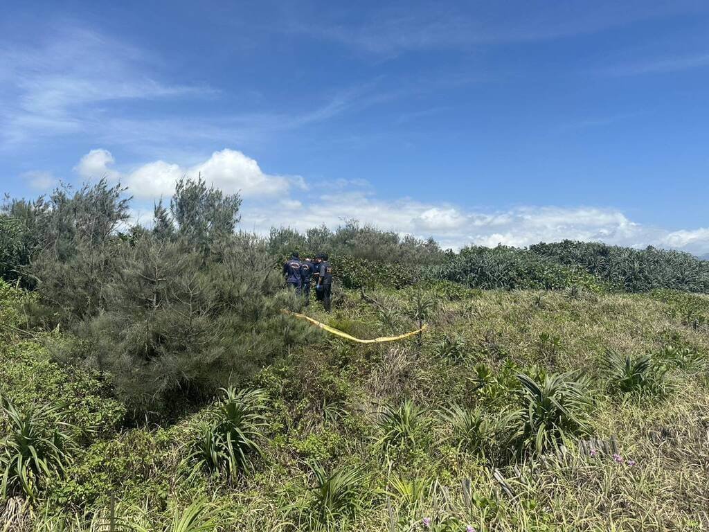 民眾13日在宜蘭縣壯圍旅客服務中心後方沙灘，發現供捕鰻魚工具使用的帳棚內發現一具腐爛遺體，警方到場拉起封鎖線採證。警方14日表示，死者身上無證件，且遺體腐敗嚴重，正持續釐清死者身分。（讀者提供）中央社記者王朝鈺傳真 115年7月14日