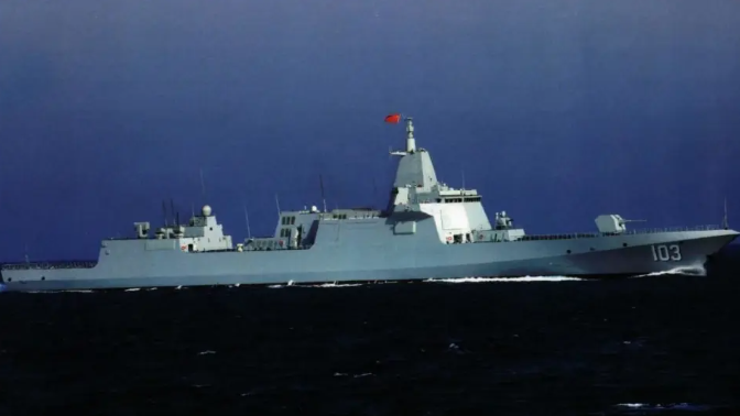 055 型驅逐艦「鞍山艦」近年多次執行遠海任務，曾率隊通過日本九州附近海域，引發外界關注。 圖:翻攝自軍武次位面