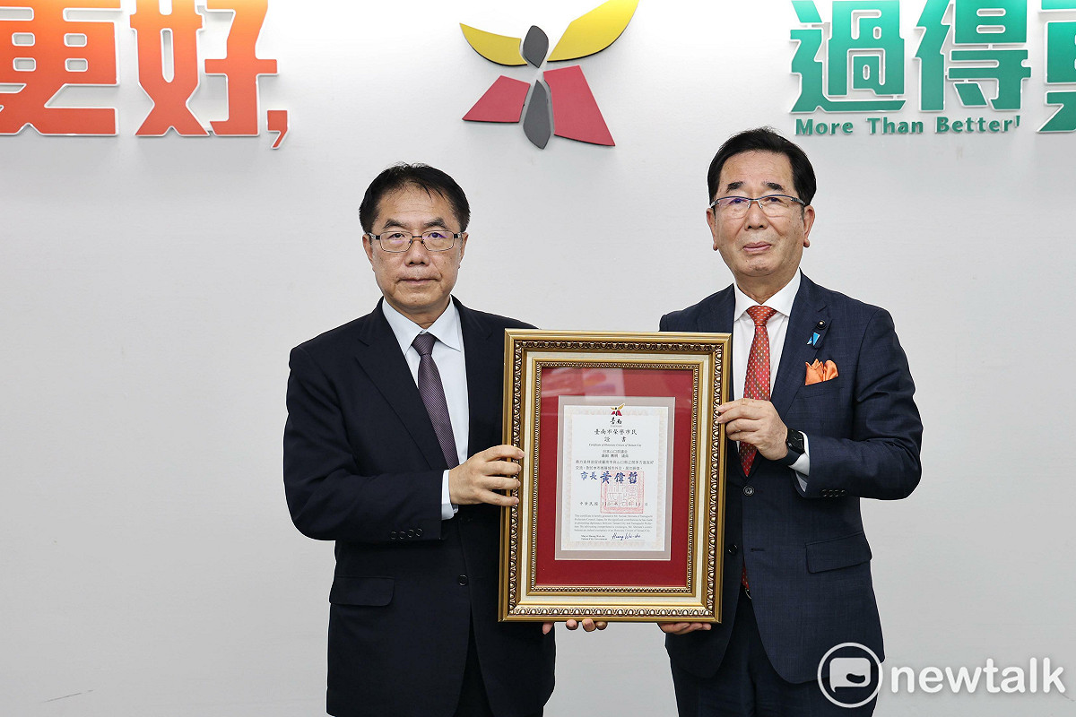 日本山口縣議會島田教明議員長年積極推動台南市與山口縣交流，台南市長黃偉哲今日於市政會議頒發「台南市榮譽市民」證書，表彰其對台日友好及城市外交的卓越貢獻。 圖：台南市政府提供