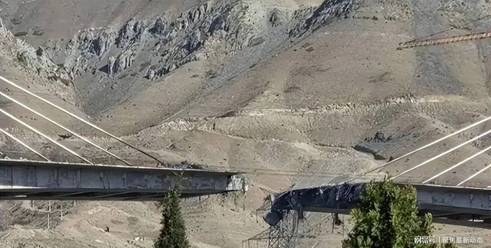 位於伊朗北部戈勒斯坦省（Golestan）的阿克泰克汗鐵路橋（Aq Teykheh Railway Bridge）遭巡弋飛彈擊中，導致橋面嚴重毀損、鐵軌中斷，影響伊朗北部重要鐵路運輸。 圖：翻攝自 X QMAY