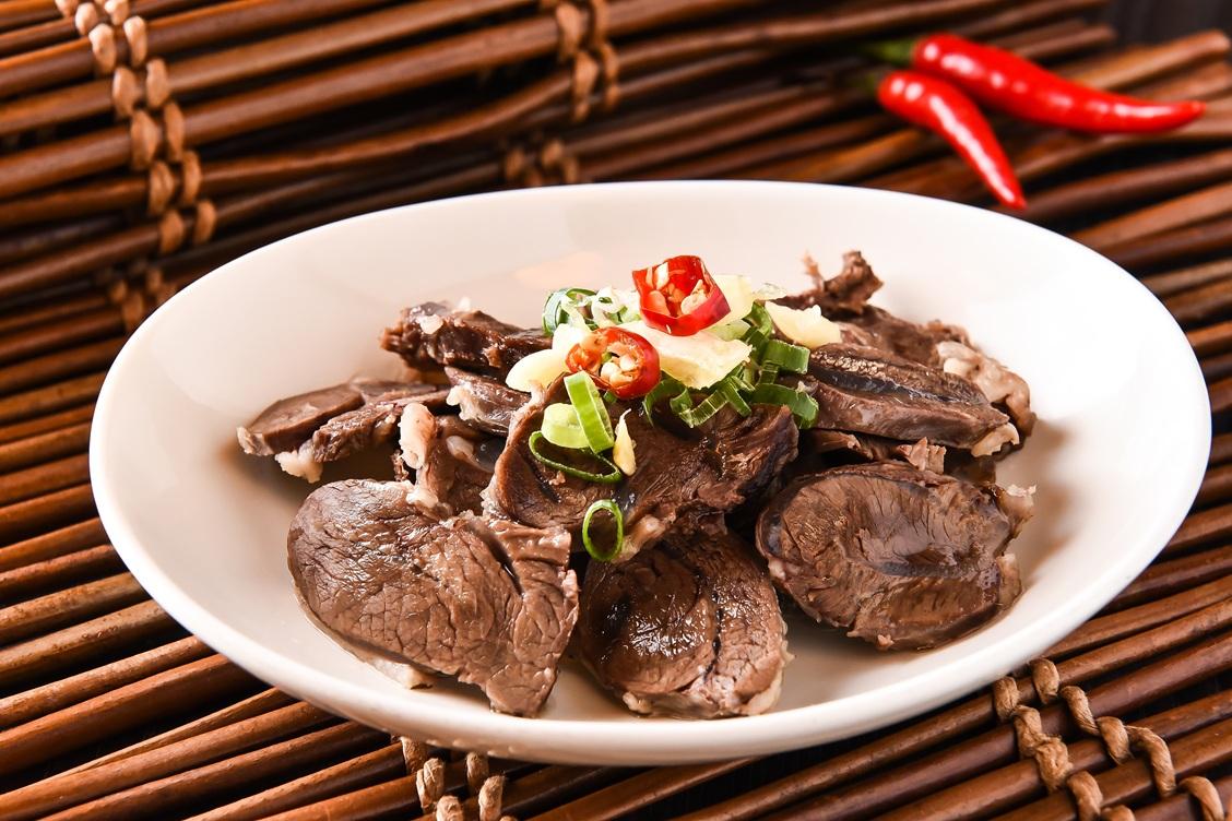 國際美食評鑑《米其林指南》公布2026年必比登推介（Bib Gourmand）名單，台南共有30家美食店家獲得必比登推介肯定，其中「咩灣裡羊肉店」、「詹記」及「竹記冬菜鴨」3家新上榜。從羊肉料理、鮮魚家常菜到傳統冬菜鴨料理，展現台南豐富多元的飲食文化。 圖：台南市政府提供