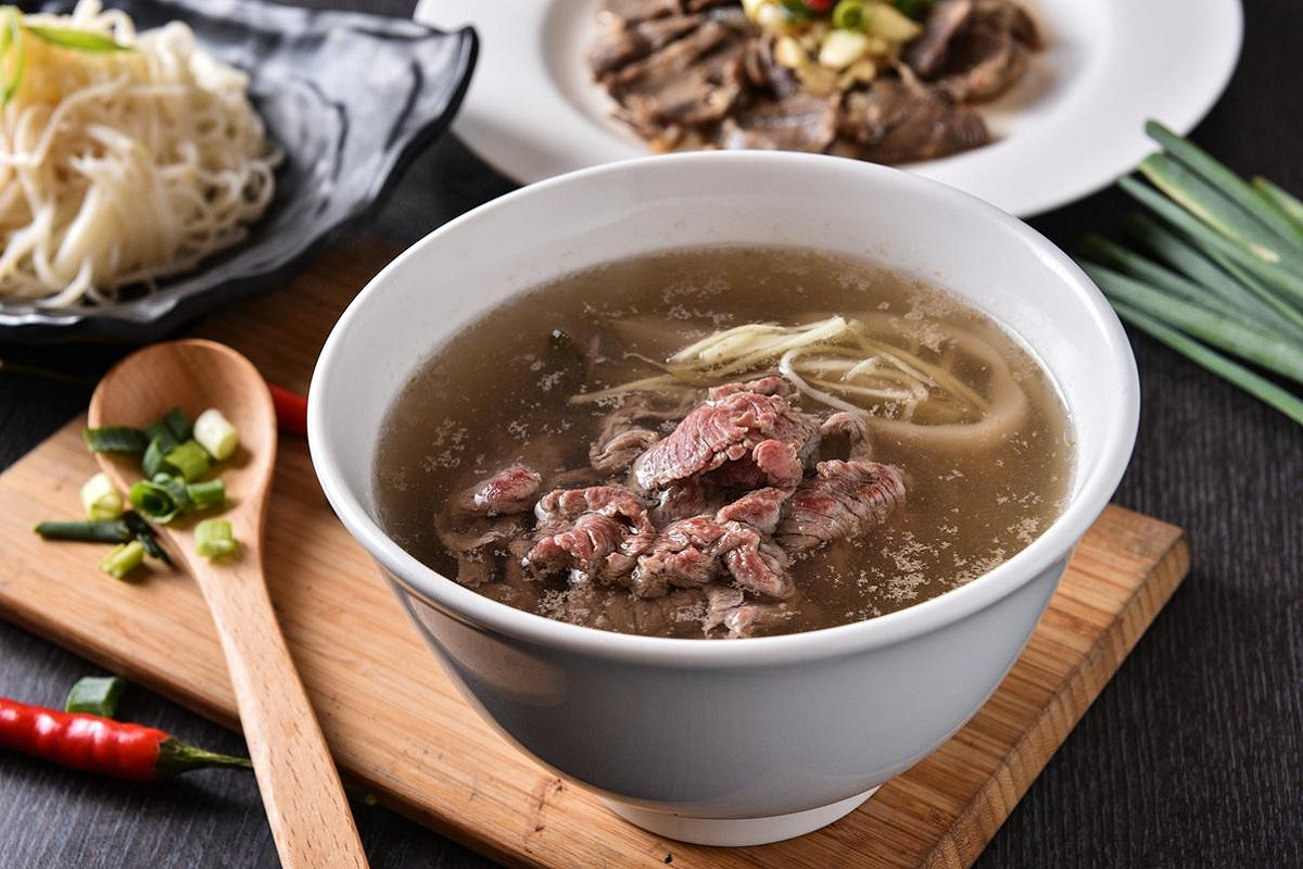 國際美食評鑑《米其林指南》公布2026年必比登推介（Bib Gourmand）名單，台南共有30家美食店家獲得必比登推介肯定，其中「咩灣裡羊肉店」、「詹記」及「竹記冬菜鴨」3家新上榜。從羊肉料理、鮮魚家常菜到傳統冬菜鴨料理，展現台南豐富多元的飲食文化。 圖：台南市政府提供