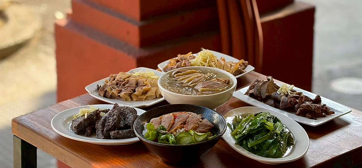 國際美食評鑑《米其林指南》公布2026年必比登推介（Bib Gourmand）名單，台南共有30家美食店家獲得必比登推介肯定，其中「咩灣裡羊肉店」、「詹記」及「竹記冬菜鴨」3家新上榜。從羊肉料理、鮮魚家常菜到傳統冬菜鴨料理，展現台南豐富多元的飲食文化。 圖：台南市政府提供