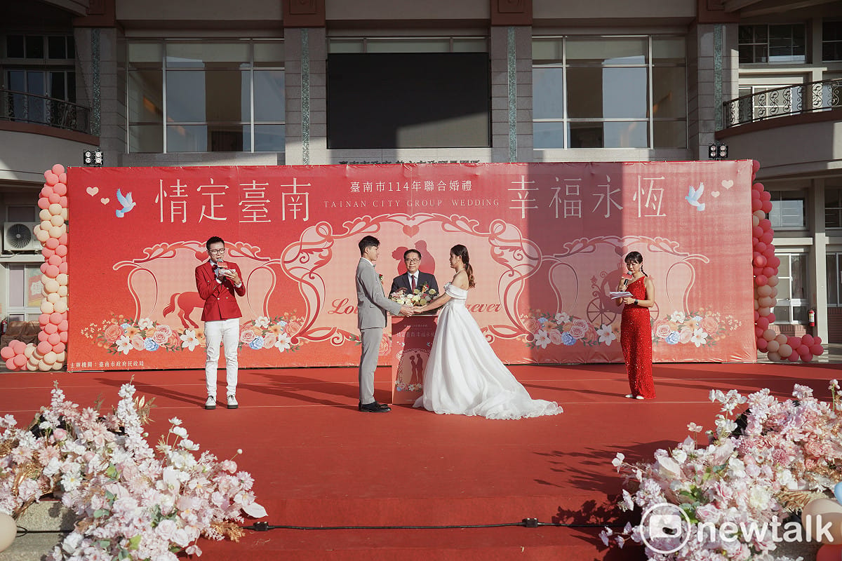 為鼓勵新人選擇在台南共結連理，市府每年均舉辦高規格聯合婚禮。凡報名成功的正取新人，不僅可獲得「台南祝福結婚賀禮」（包含行李箱等多項好禮），聯合婚禮當天還將加碼抽出多項實用家電，祝福新人在台南輕鬆成家、幸福永續。 圖：台南市政府提供