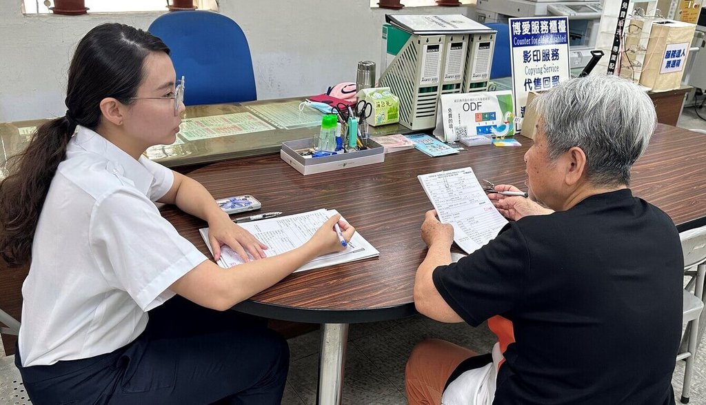 內政部移民署南投縣服務站表示，一名老婦擔心罹患重病、生活無法自理的中國籍孫女因逾期停留而遭強制出境，日前至服務站洽詢，人員依相關法規審慎檢視個案狀況，協助備齊文件辦理展延。（移民署南投縣服務站提供）中央社記者蕭博陽南投縣傳真　115年7月14日
