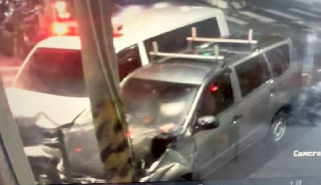 彰化縣秀水鄉13日晚上發生1輛救護車行經彰鹿路、民生街與民意街口時，和休旅車發生碰撞，救護車部分毀損，休旅車也撞上路旁電線桿，造成4人受傷。（民眾提供）中央社記者吳哲豪傳真　115年7月14日