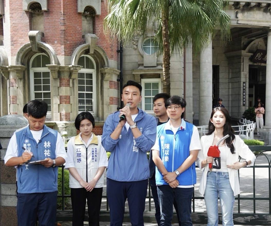 台中市北屯區市議員候選人許育璿於今（14）日上午偕同台北市議員楊植斗，以及賴苡任、李明璇、陳冠安等多位青年世代代表，前往監察院遞交檢舉函。 圖：許育璿/提供