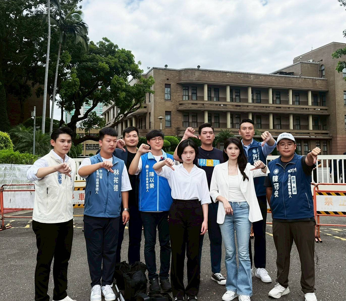 中市北屯區市議員候選人許育璿於今（14）日上午偕同台北市議員楊植斗，以及賴苡任、李明璇、陳冠安等多位青年世代代表，前往監察院遞交檢舉函。 圖：許育璿/提供