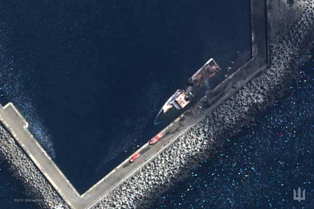 衛星影像顯示，俄羅斯FSB巡邏艦「伊祖姆魯德號」在新羅西斯克附近遭烏軍無人水面艇攻擊後沉沒。 圖：翻攝自 X @Gerashchenko_en