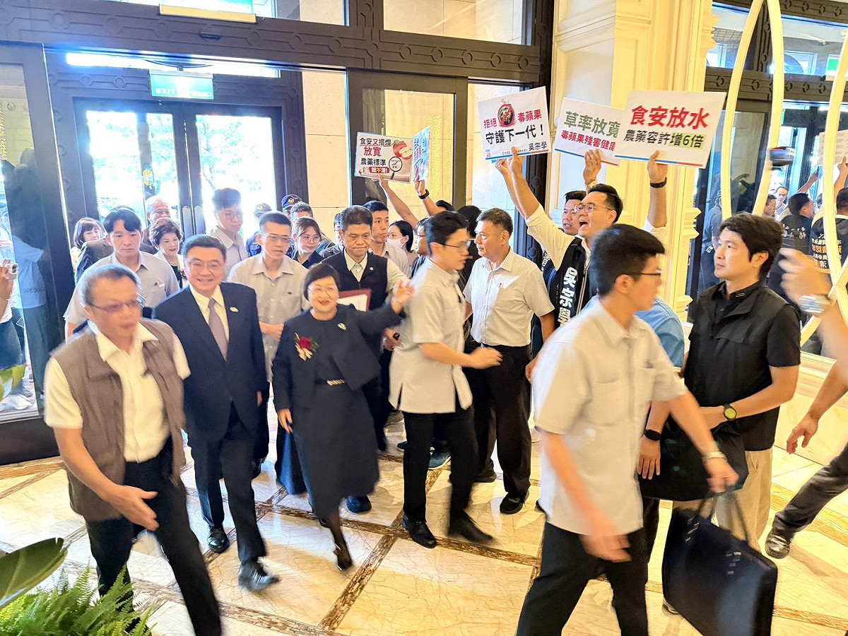 行政院長卓榮泰今（15）日前往台中林酒店出席活動，遭台中市長盧秀燕昔日幕僚、市議員候選人吳宗學等人舉牌抗議。 圖：吳宗學/提供