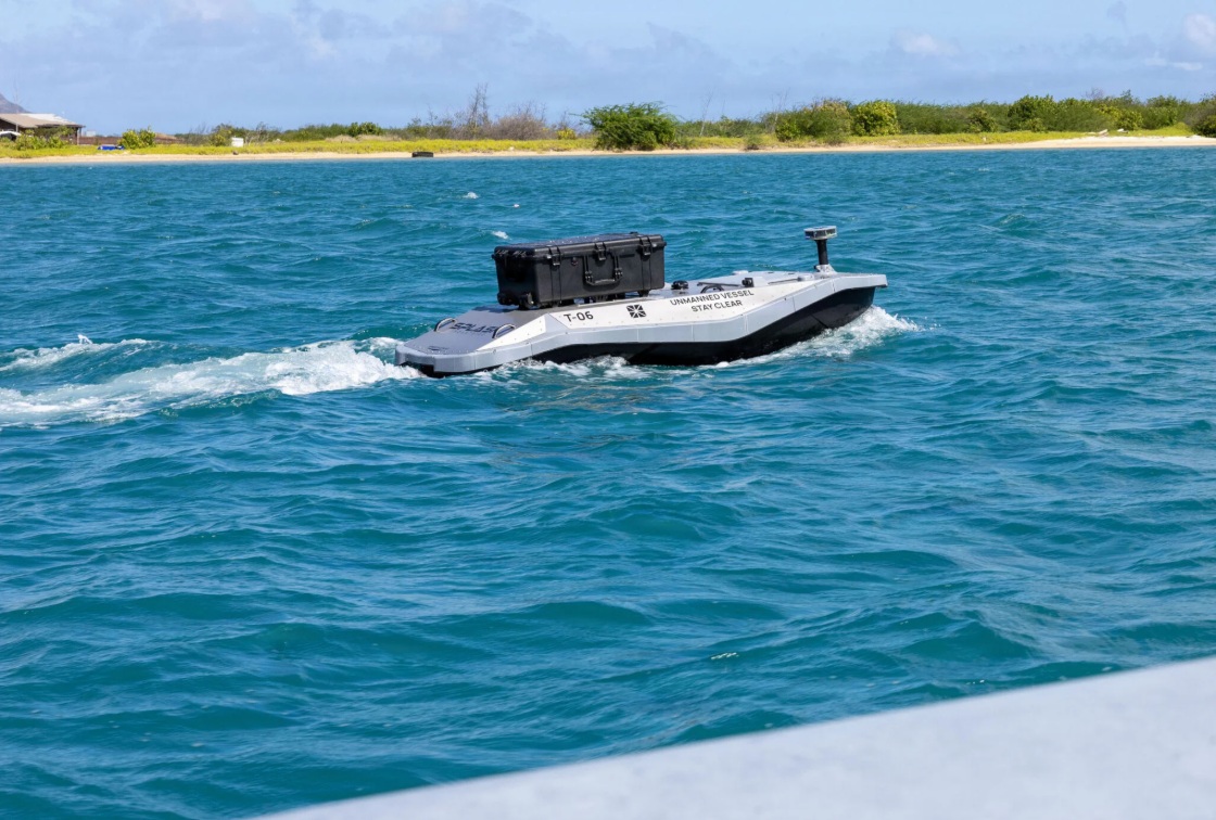 私人企業的無人船為「艾塞克斯號（LHD-2）」運補3D列印耗材。 圖：翻攝US NAVY