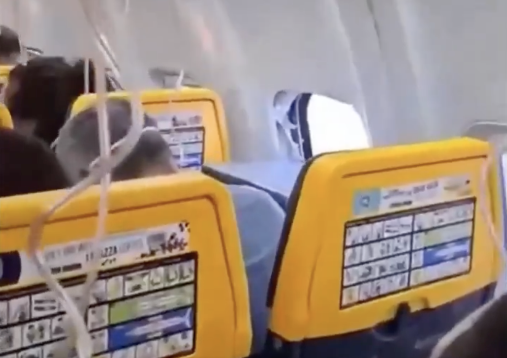 瑞安航空波音737客機發生窗戶脫落事故，乘客卡羅維奇遭吸出機外，妻子與其他乘客合力將他救回。 圖：翻攝自 X @nexta_tv
